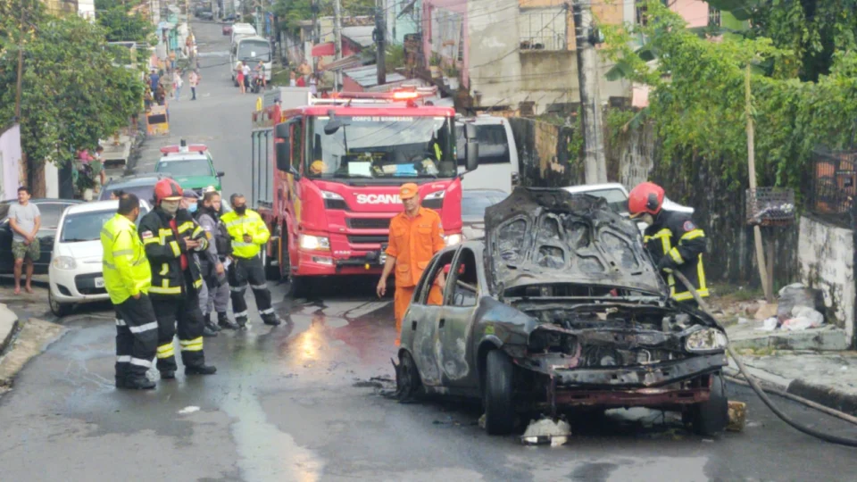 Veículo utilizado por condutor que causou morte de mulher grávida é incendiado no Japiim- Veja vídeo