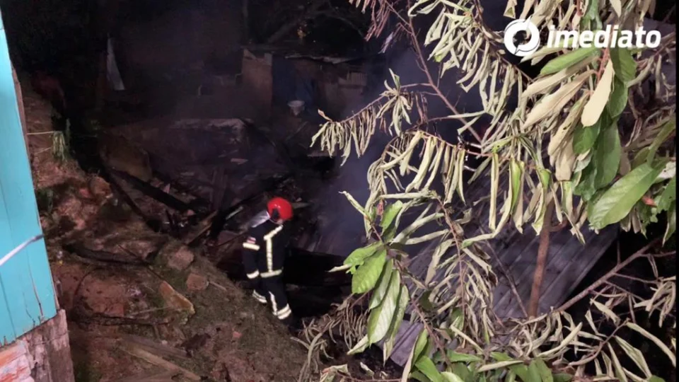 Veja vídeo – Casa de traficante que participou da morte de motorista de App é incendiada na Cidade de Deus