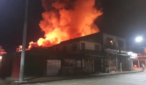 VEJA VÍDEO – Incêndio destrói estabelecimento de madeira em área comercial de Benjamin Constant