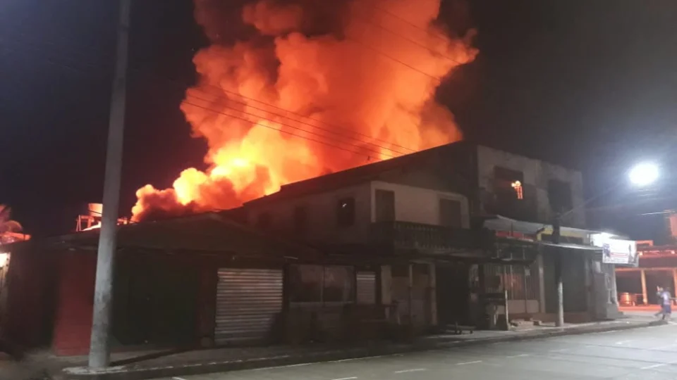 VEJA VÍDEO – Incêndio destrói estabelecimento de madeira em área comercial de Benjamin Constant