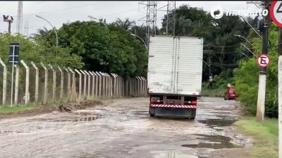 Em situação de perigo, motoristas solicitam ajuda para a reforma da estrada da Marapatá, zona Sul de Manaus