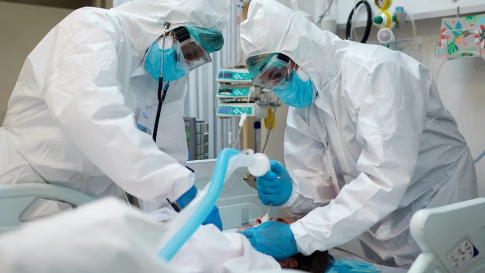 Após ultrapassar capacidade, hospital de Porto Alegre vai contratar contêiner para acomodar vítimas da Covid-19