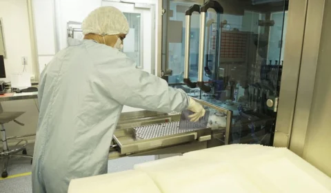 Fiocruz recebe mais um carregamento de IFA para produção de vacinas contra à Covid-19; Saiba Mais