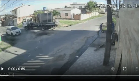 Vídeo! Veja momento em que   mulher perde o controle do veículo e, com bebê de 10 meses no carro, se choca contra muro