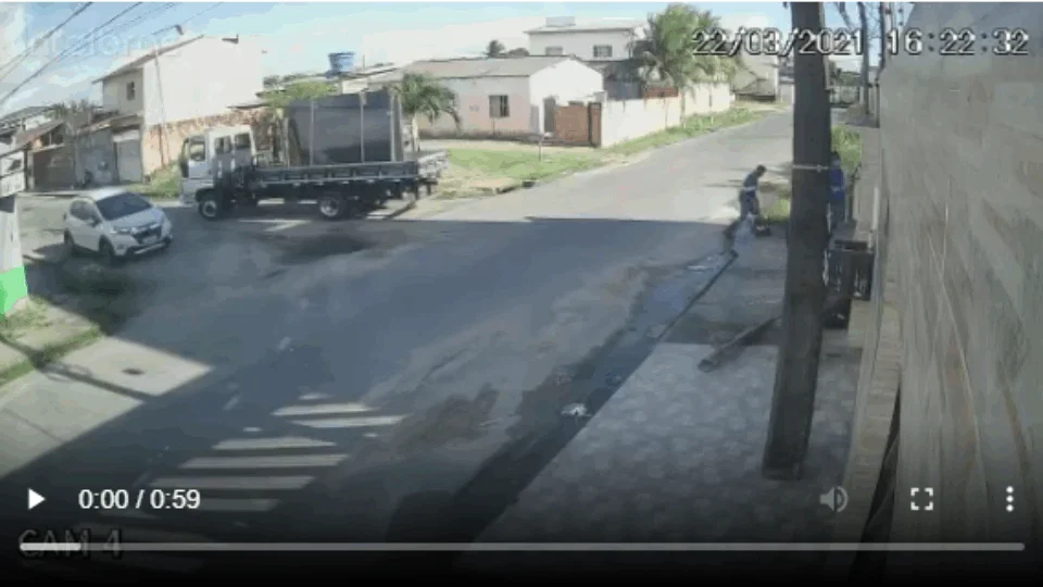 Vídeo! Veja momento em que   mulher perde o controle do veículo e, com bebê de 10 meses no carro, se choca contra muro