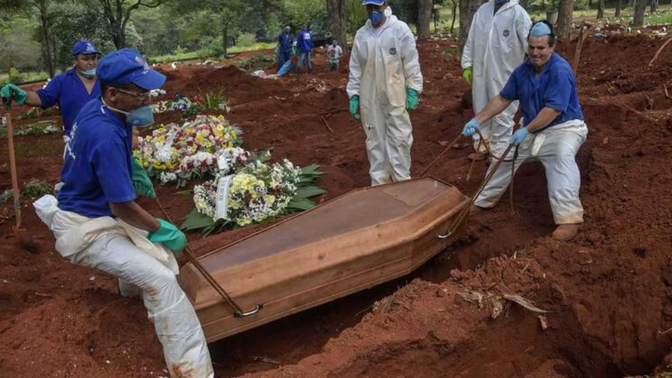 Com 3.869 registros em 24h, Brasil tem maior número diário de mortes por Covid-19 pelo segundo dia seguido