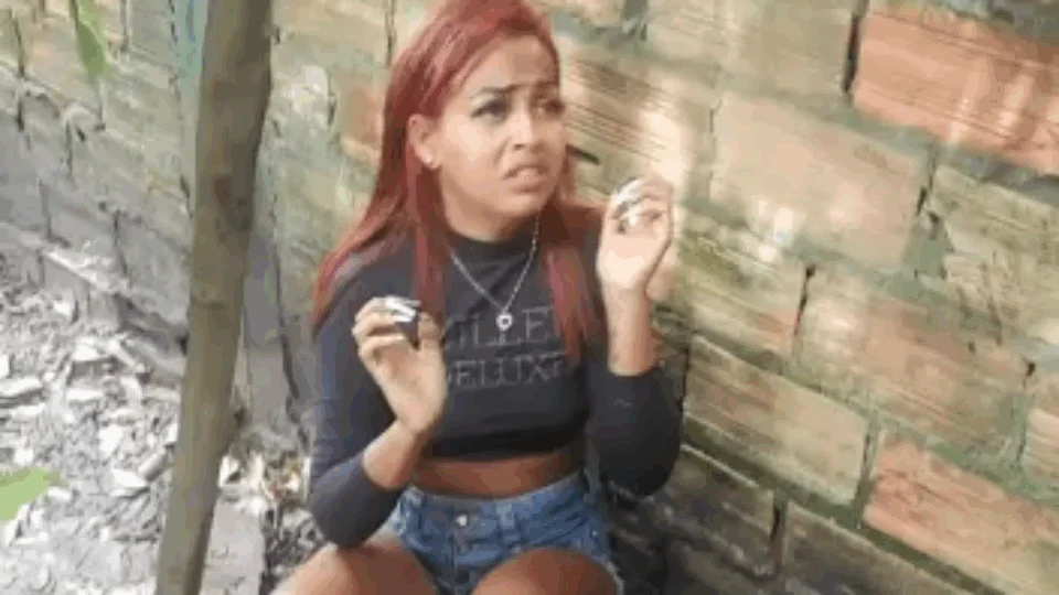 VEJA VÍDEOS! Ruiva implora pela vida antes de ser executada pelo tribunal do crime