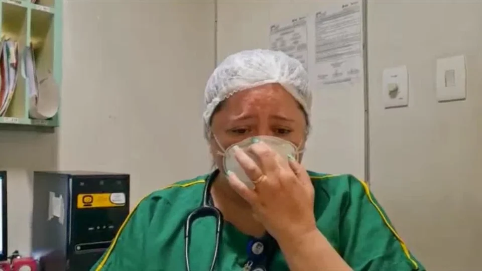 Muito emocionada, médica faz apelo a população; “Não seja o paciente pedindo para não morrer”