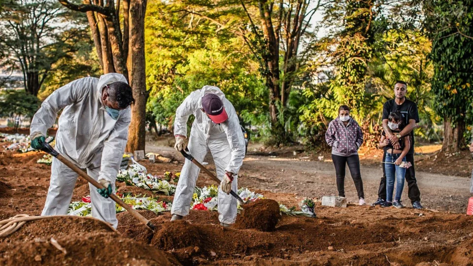 Número de mortes no Brasil recua pelo terceiro dia consecutivo; Veja detalhes