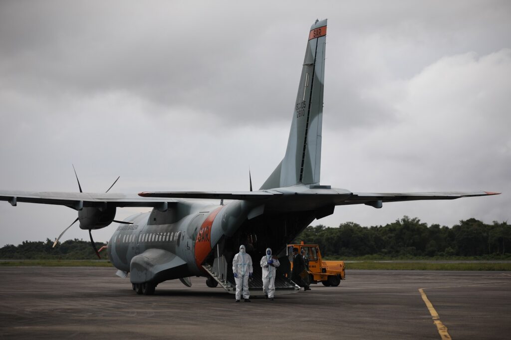Manaus recebe seis pacientes com Covid-19 de Coari.