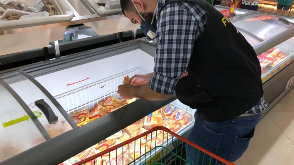 Mais de 20 kg de produtos fora da validade e violados são apreendidos em supermercado na zona Oeste de Manaus