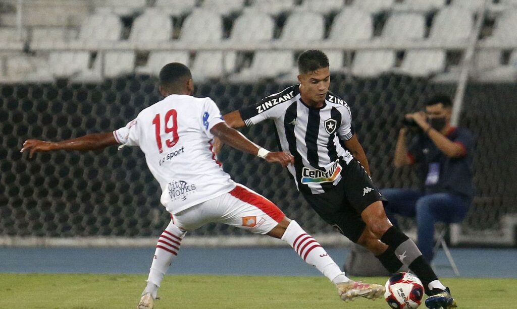 Botafogo e Bangu empatam sem gols pelo Carioca.