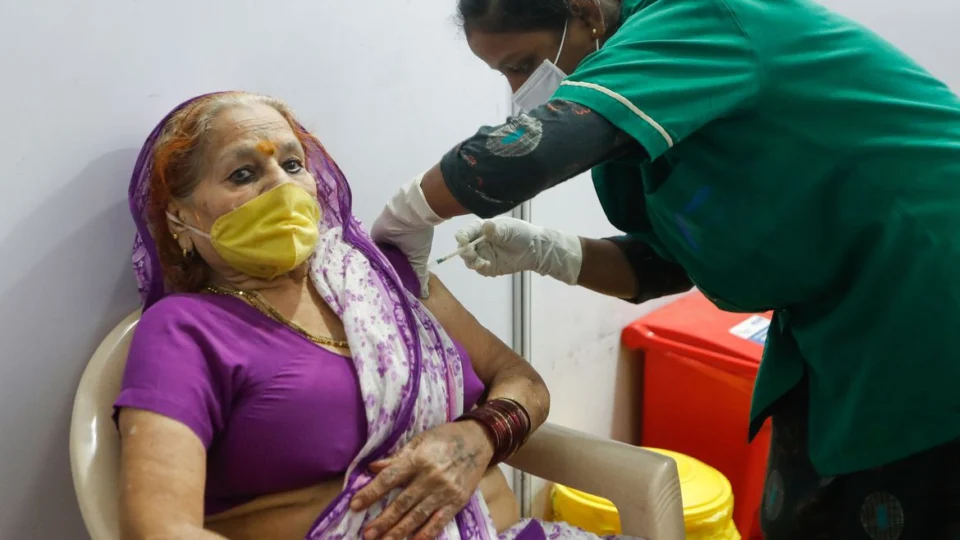 Índia atinge recorde de casos de Covid-19; Mumbai se prepara para novo lockdown