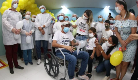 Homem supera quadro grave da Covid-19 e recebe alta no Hospital Nilton Lins