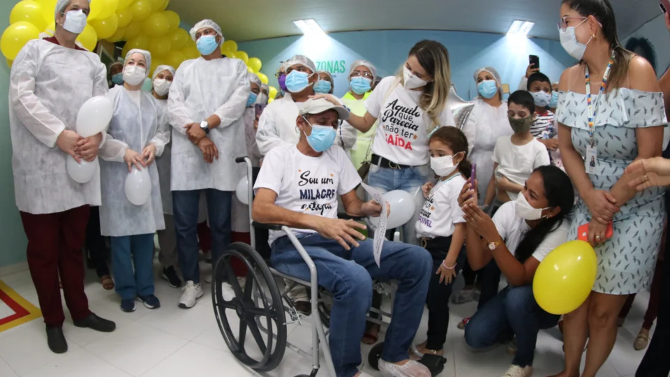 Homem supera quadro grave da Covid-19 e recebe alta no Hospital Nilton Lins