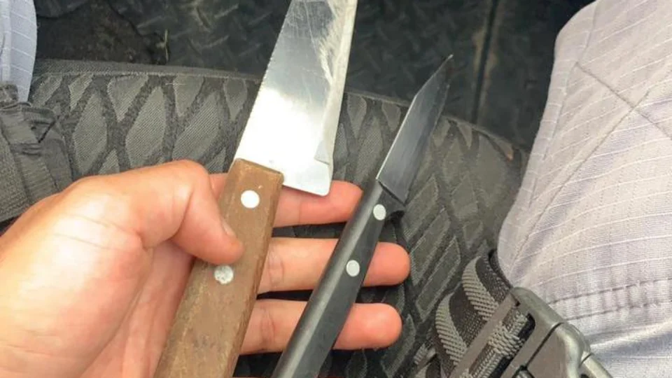 Filho tenta matar a mãe a facadas no Ouro Verde e acaba preso