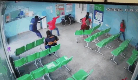 Vídeo;Segurança leva tira no rosto durante tentativa de assalto à UPA na zona Norte de Manaus