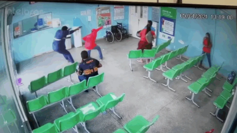 Vídeo;Segurança leva tira no rosto durante tentativa de assalto à UPA na zona Norte de Manaus