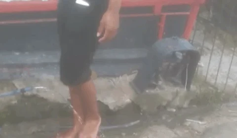 VÍDEO;Após matar ‘amigo’ a facadas, jovem lava sangue da vítima que ficou em seu corpo e zomba do crime brutal