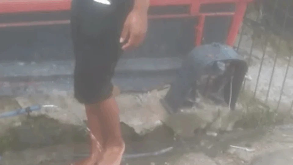 VÍDEO;Após matar ‘amigo’ a facadas, jovem lava sangue da vítima que ficou em seu corpo e zomba do crime brutal