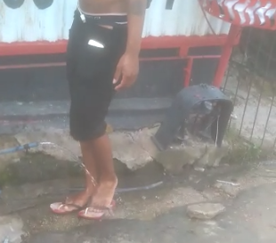 VÍDEO;Após matar 'amigo' a facadas, jovem lava sangue da vítima que ficou em seu corpo e zomba do crime brutal.