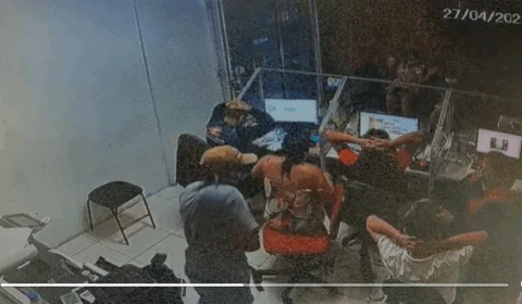 Veja vídeo! Dupla armada assalta gráfica no Manôa