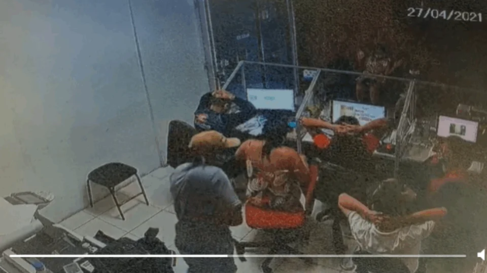 Veja vídeo! Dupla armada assalta gráfica no Manôa