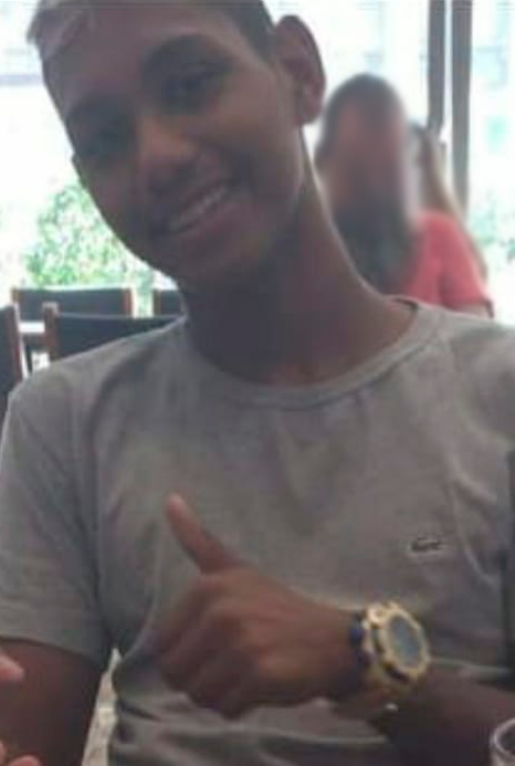 PC-AM solicita colaboração da população para identificar homem suspeito de homicídio de dois jovens em quadra de futebol.