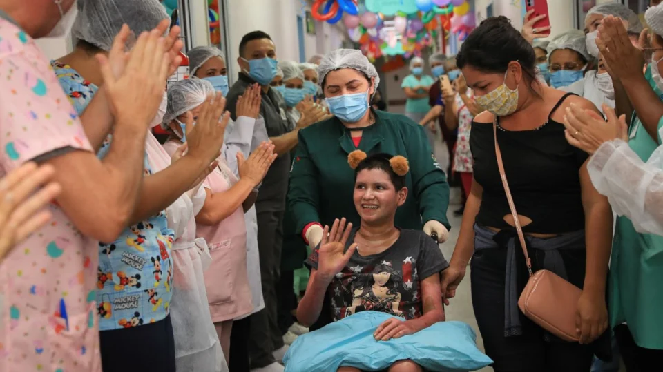 Menina que salvou as irmãs e teve 70% do seu corpo queimado em explosão, recebe alta