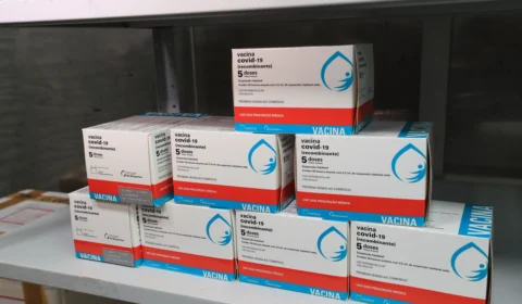 Amazonas recebe terceira maior remessa  de vacinas contra à Covid-19; Saiba Mais