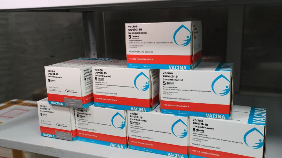 Amazonas recebe terceira maior remessa  de vacinas contra à Covid-19; Saiba Mais