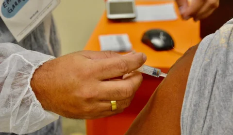 Balanço diário divulga a aplicação de 811.669 doses de vacina contra Covid-19, até esta segunda-feira (26)