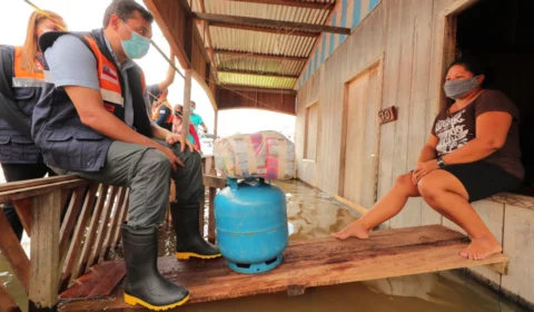 Governador Wilson Lima entrega R$ 1,8 milhão em Crédito Solidário em municípios atingidos pela cheia