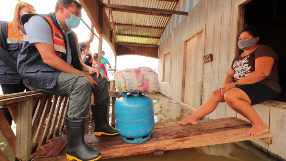 Governador Wilson Lima entrega R$ 1,8 milhão em Crédito Solidário em municípios atingidos pela cheia