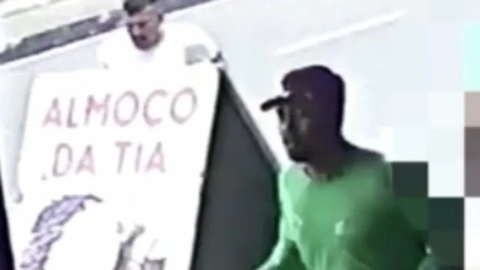 VEJA VÍDEO! PC-AM procura suspeitos de assassinarem homem vestido com roupas similares a de policiais