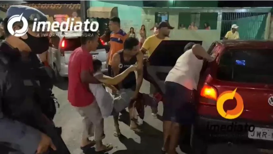 EXCLUSIVO – Veja vídeo do momento em que um dos baleados na Cidade Alta é socorrido