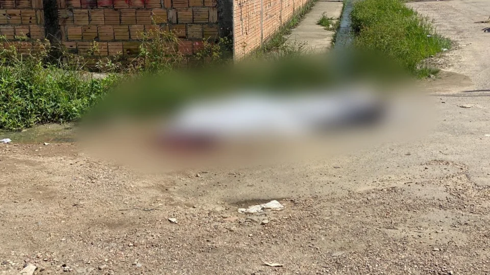 Assassinado com 9 tiros na cabeça, corpo de mototaxista é removido pelo IML no bairro Tarumã