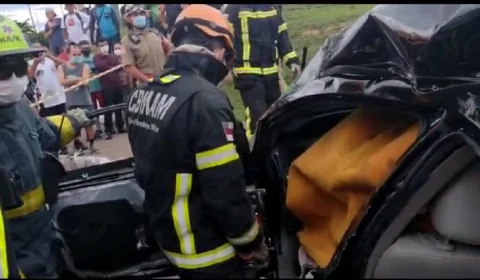 Veja vídeo;Veículo colide com ônibus e vítima fica presa em ferragens, em Manaus