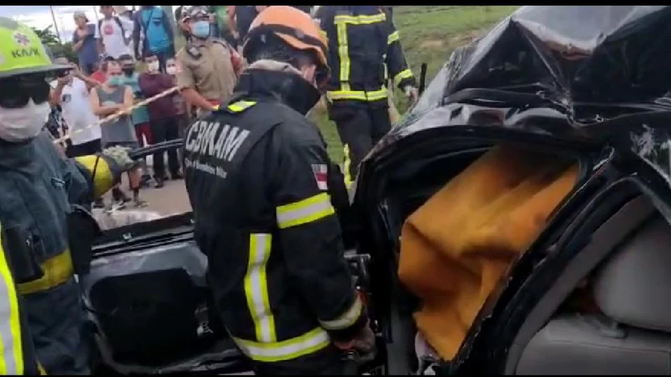 Veja vídeo;Veículo colide com ônibus e vítima fica presa em ferragens, em Manaus