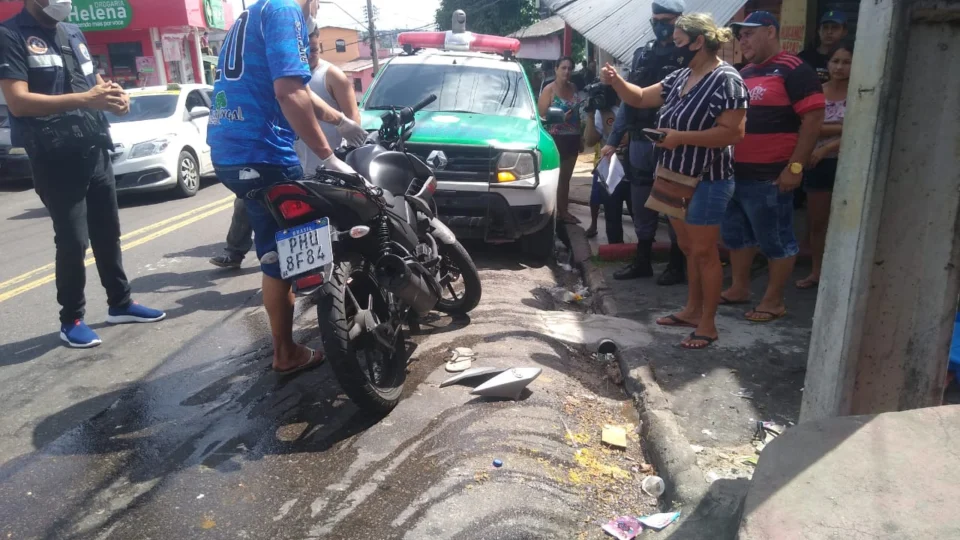 Cenas fortes;Motociclista perde o controle, colide com viga e morre, em Manaus