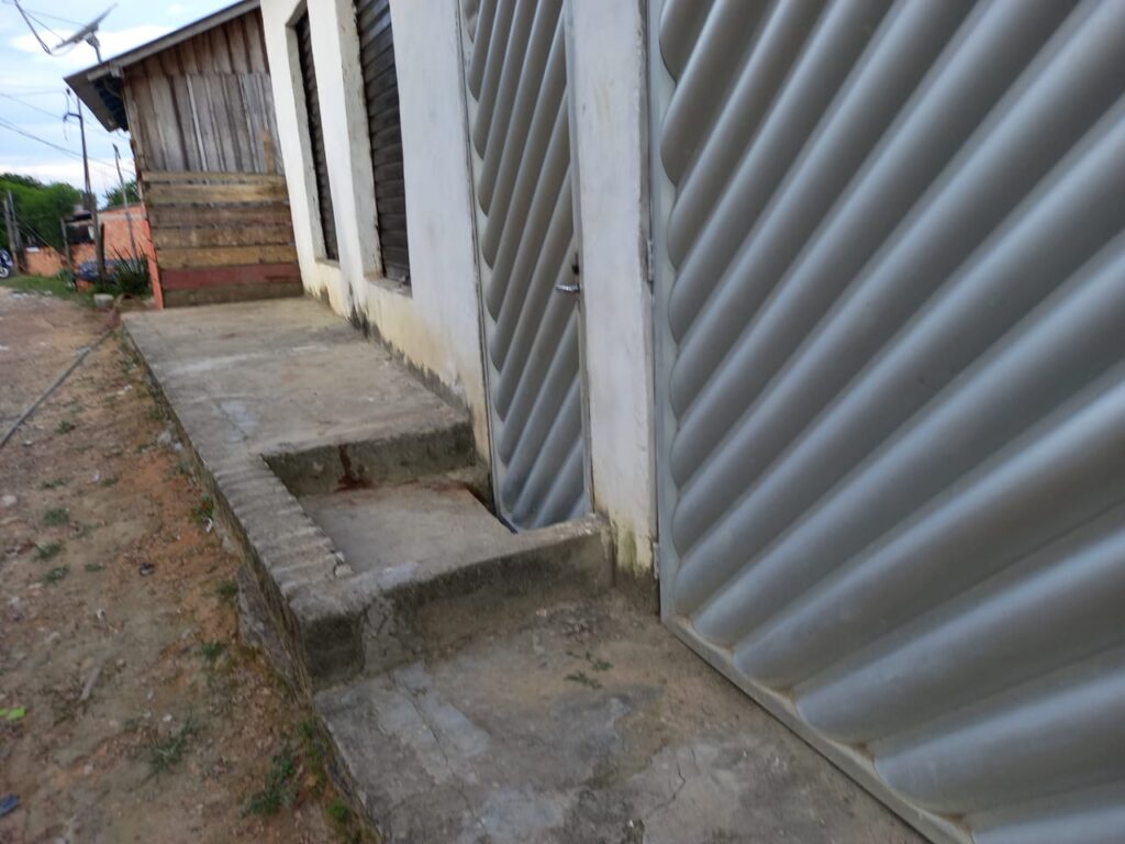 Briga entre vizinhos acaba com um morto a enxadada na Zona Norte de Manaus.