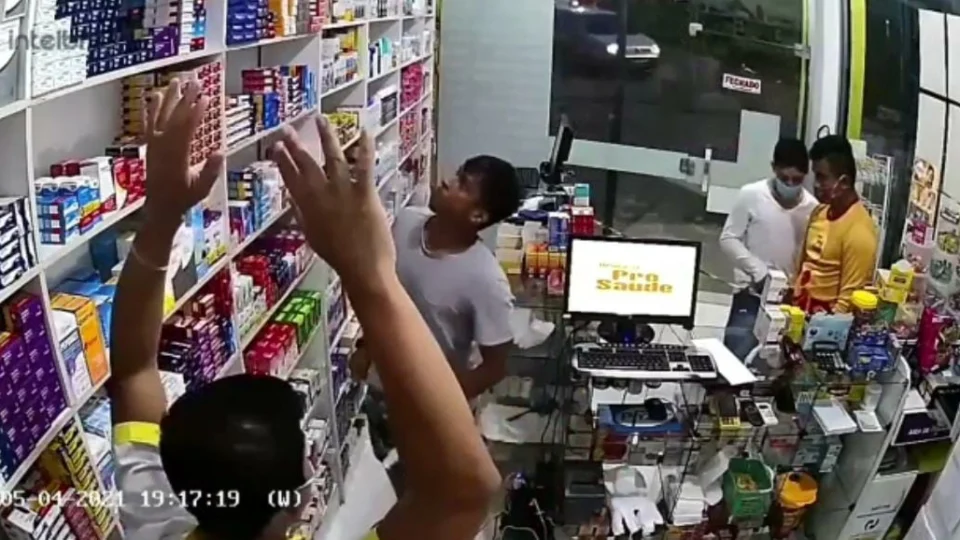 Veja vídeo! Dois homens armados assaltam drogaria no bairro Redenção