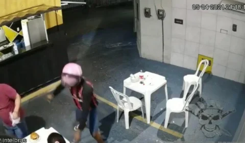 Veja vídeos: Homem tenta assaltar lanchonete e acaba baleado por justiceiro