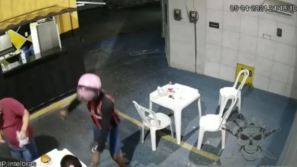 Veja vídeos: Homem tenta assaltar lanchonete e acaba baleado por justiceiro