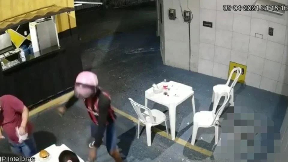 Homem tenta assaltar lanchonete e acaba baleado por justiceiro; Veja vídeos