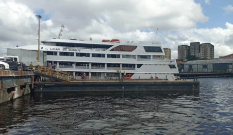 Vídeo;Homem morre eletrocutado ao tocar em barra de ferro de embarcação e seu corpo desaparece no Rio Negro