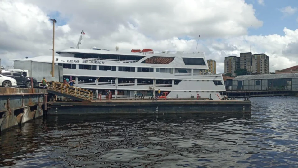 Vídeo;Homem morre eletrocutado ao tocar em barra de ferro de embarcação e seu corpo desaparece no Rio Negro