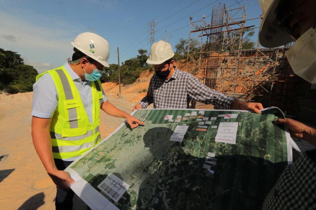 Governador do AM vistoria obras do viaduto Anel Leste que vai gerar mais de 5 mil empregos.