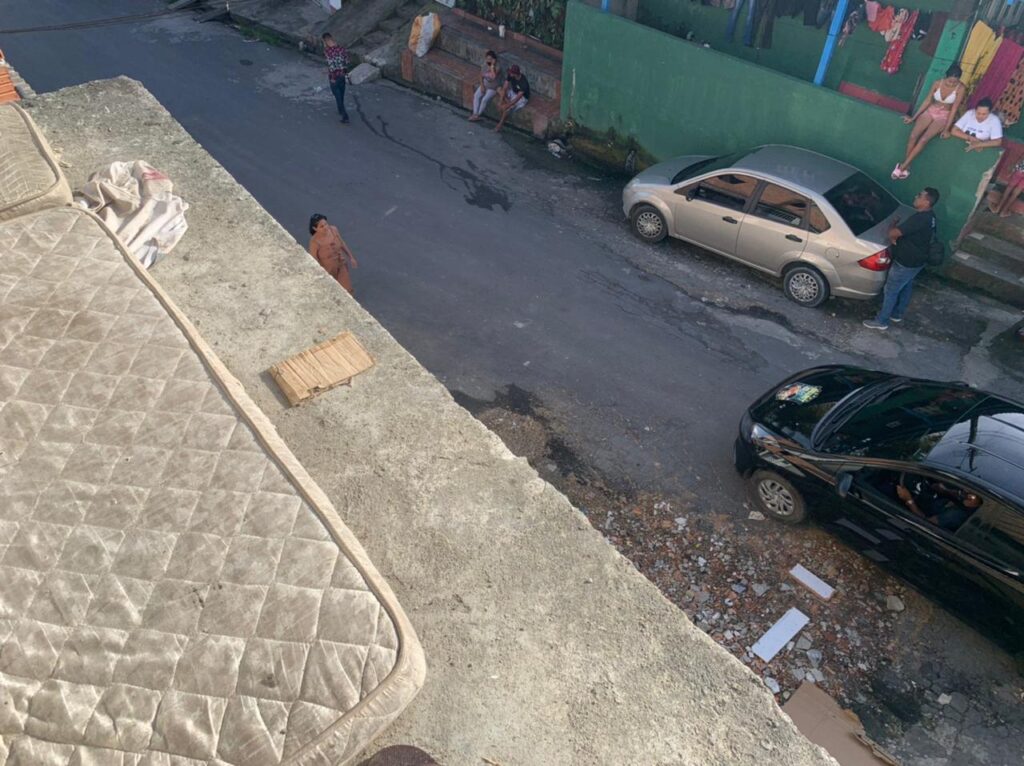 Bêbado, homem se desequilibra de laje e morre ao cair de 6 metros de altura, em Manaus.