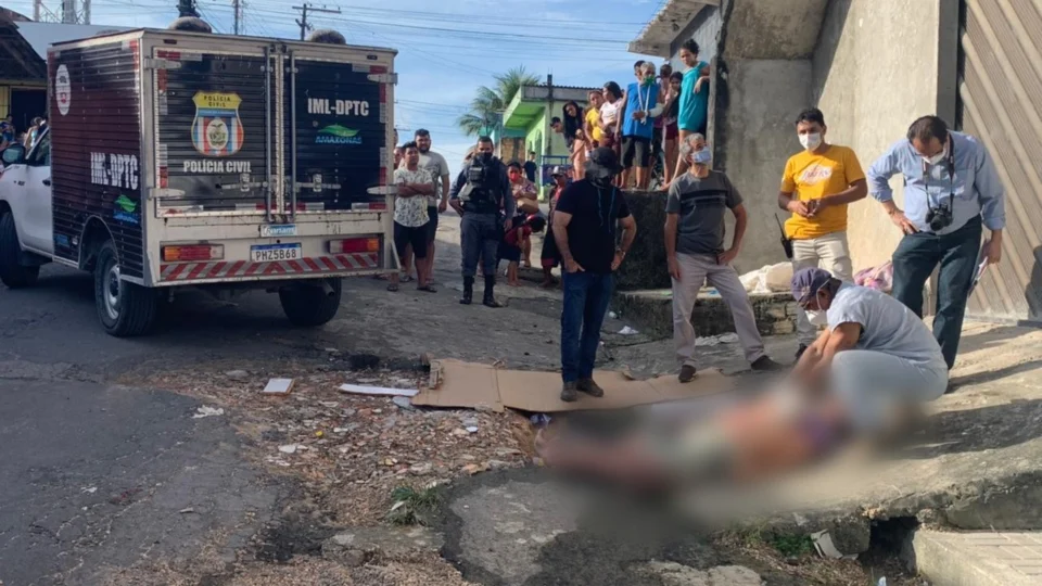 Bêbado, homem se desequilibra de laje e morre ao cair de 6 metros de altura, em Manaus